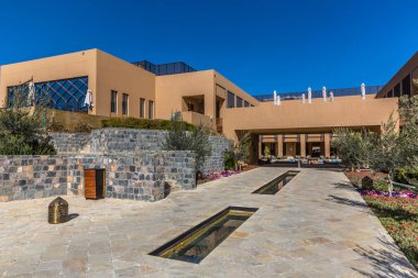 Al Jabal, Umman - 15th Şubat 2018 - Al Jabal, Mascat, Umman sermaye mavi gökyüzü, günde üç horus benzersiz Anantara otelin. Çölün ortasında lüks otel.