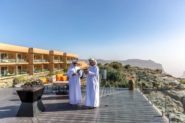 Al Jabal, Umman - Jan 22 2018 - iki adamın Umman bir otel ve güzel bir manzara önünde geleneksel Arapça Giysi Giydirme.