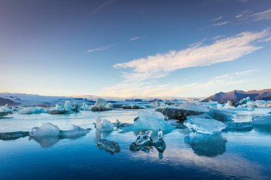 Mavi icebergs İzlanda, son günbatımı zamanı