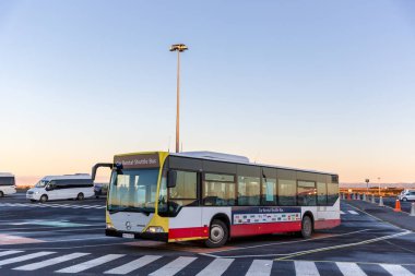 İzlanda - 18th Ekim 2017 - A araba kiralama servis otobüsü İzlanda'daki görev