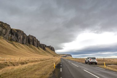 İzlanda, 20th Ekim 2017 - İzlanda, karanlık, bir dar kırsal yola park etmiş bir 4 x 4 suv gün bulutlu