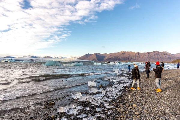 Izland Jokulsarlon Október 2017 Csoport Fiatal Turista Fotózni Jokulsarlon Jéghegy — Stock Fotó