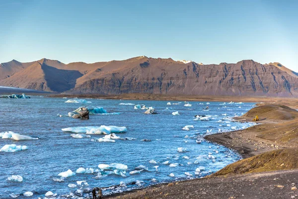 充满漂浮冰山的泻湖 背景中的山脉 蓝天天 — 图库照片
