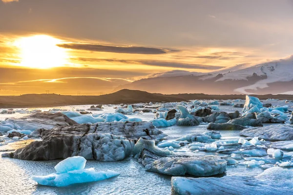 Západ Slunce Nad Lagunou Ledovce Islandu Sníh Kapské Hory Pozadí — Stock fotografie