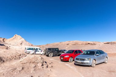 Atacama, Chile - 9th Ekim 2017 - kuzey Şili'deki Atacama çöl ortasında otopark arabalar bol.