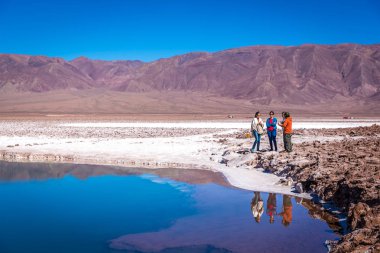 Atacama, Chile - 9th Ekim 2017 - bir aile Lagunas Escondidas (hideen lagoon) Atacama Çölü - güzel su refleciton, dağlar, saltflat senaryo şaşırtıcı senaryo keşfetmek.
