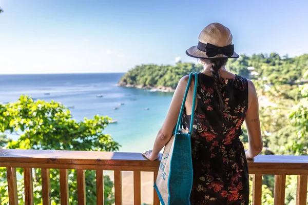 Mladá Žena Těší Úžasný Výhled Hotelového Pokoje Caribe Beach — Stock fotografie