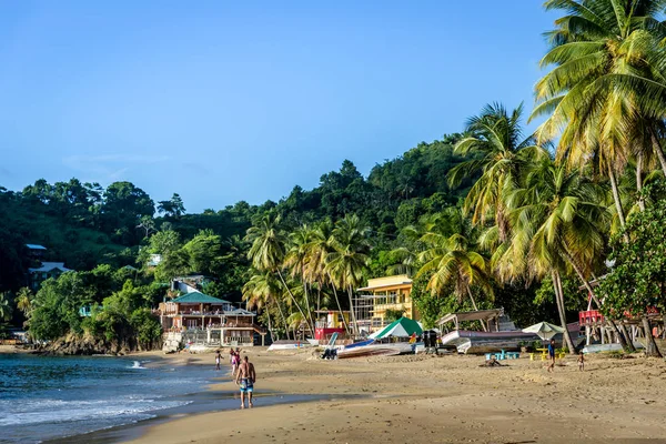 Немногие Туристы Наслаждаются Удивительным Тропическим Пляжем Позднем Закате Тринидад Тобаго — стоковое фото
