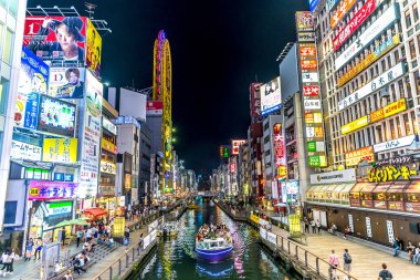 Osaka, Japonya - Eylül 20 2018 - Shoppings, mağaza ve turistik bir tekne Osaka merkezinde Ebisu Köprüsü, Osaka Japonya yakınlarında