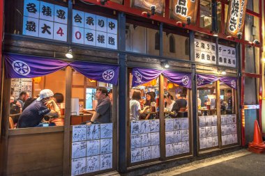 Osaka, Japonya - Eylül 20 2018 - turistler ve yerliler için Japonya'nın Osaka geleneksel bir restoranda akşam yemeği