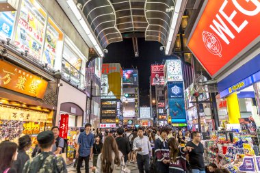 Osaka, Japonya - Eylül 20 2018 - yerel ve Osaka'da şehir merkezine yakın Ebisu köprü alışveriş bir açık havada yürüyen turist