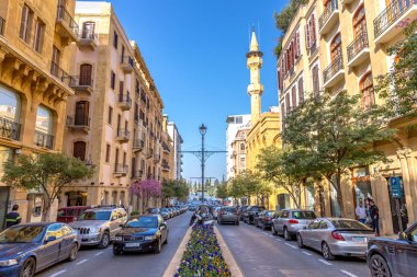 Beirut, Lübnan - 5th Şubat 2018 - Beyrut şehir merkezinde, arabalar, çiçekler, Camii arka planda şaşırtıcı çok modern alan Fransız tasarım Beyrut, Lübnan için