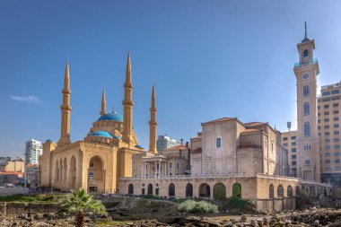Cami ve kilise araya Beyrut, Lübnan'ın başkentinde bir mavi gökyüzü gün