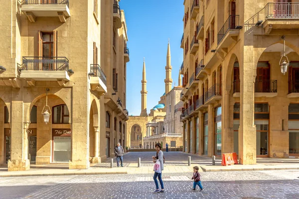 Beirute Líbano Fevereiro 2018 Jovem Mãe Uma Criança Andando Cidade — Fotografia de Stock
