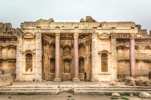 Turista Disfrutando Increíble Vista Las Ruinas Romanas Balbek Líbano —  Fotos de Stock