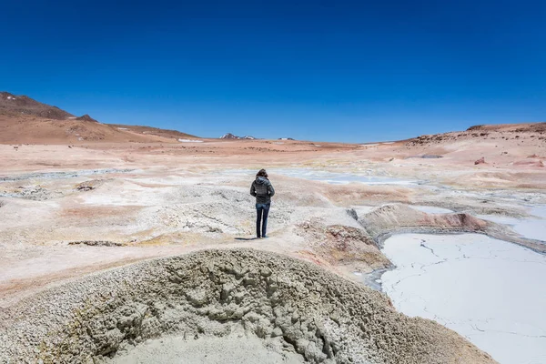 Jovem Desfrutando Incrível Gêiser Altiplano Bolívia Entre Chile Bolívia Mais — Fotografia de Stock