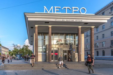 Moscou/Rusya - 4th Haziran 2018: Şehir merkezinde bulunan bir metro istasyonu bir mavi gökyüzü gün Moskova'da bazı insanlar önünde Moskova, Rusya'nın başkenti
