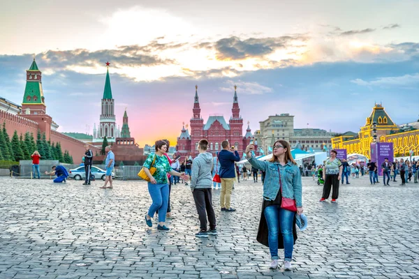 Moscú Rusia Junio 2018 Turistas Lugareños Disfrutan Una Hermosa Puesta — Foto de Stock