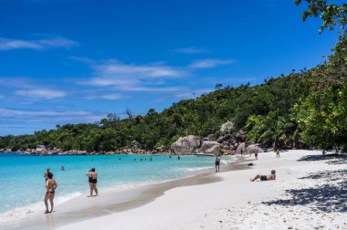 20th Ekim 2018 - Praslin, Seyşeller - yerli halk ve turistler bir güneşli mavi gökyüzü gün içinde tropikal bir Beach Anse Lazio Beach de Seyşeller