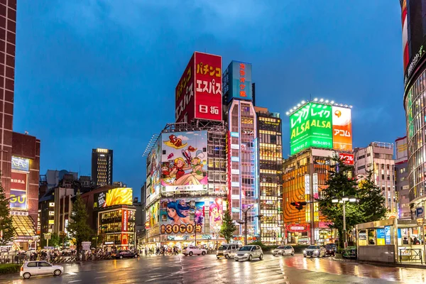 Tokyo, Japonya - Eylül 28 2018 - A renkli parlak köşesinde geç öğleden sonra renkli binalar Japonya'nın Tokyo büyük bir cadde