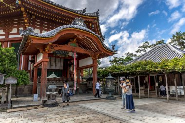 Nara, Japonya - Eylül 18th 2018 - yerli halk ve turistler Nara City Japonya'da Japon bir tapınak çevresinde yürüyüş