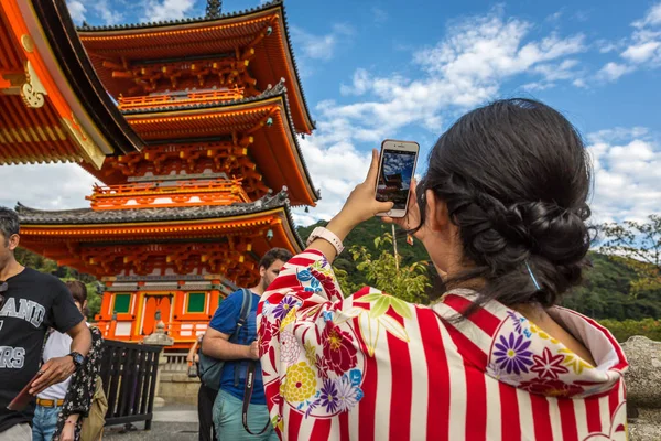 Кіото Японія Вересня 2018 Жінка Одягатися Гейші Фотографування Храму Синє — стокове фото
