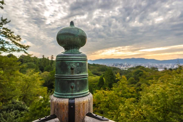 Japonský Chrám Detail Přes Obrovský Zelený Les Cloudu Den Kjótu — Stock fotografie