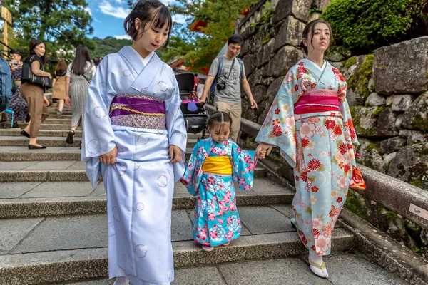 Kjóto Japonsko Dvě Ženy Malé Dítě Oblékat Jako Gejši Chrámu — Stock fotografie