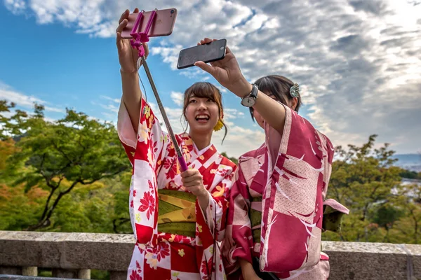 Kjóto Japonsko Dvě Ženy Oblékat Jako Gejši Mluví Selfie Chrámu — Stock fotografie
