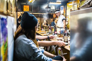 Tokyo, Japonya - 21 Eylül 2018 - yerli japaneses Japonya'da Tokyo şehir merkezinde bir yerel geleneksel restoranda bir yemek olması