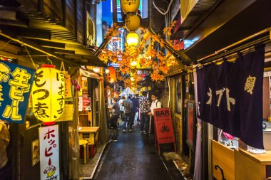 Tokyo, Japonya - 21 Eylül 2018 - A dar sokak tam geleneksel restoran ve bar şehir Tokyo, Japonya