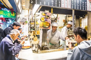 Tokyo, Japonya - 21 Eylül 2018 - yerli japaneses Japonya'da Tokyo şehir merkezinde bir yerel geleneksel restoranda bir yemek olması