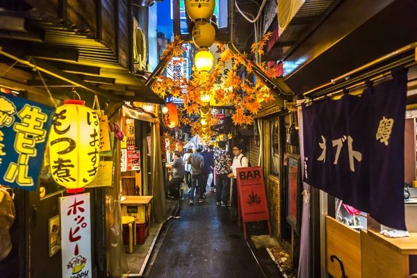 Tokio Japonia Wrz 2018 Wąska Aleja Pełna Tradycyjnych Restauracji Barów — Zdjęcie stockowe