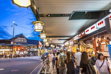 Kyoto, Japonya - 15 Eylül 2018 - bir grup insan bir ikindi Koyto kaldırım içinde yürüyüş