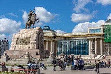 Ulaanbaatar, Moğolistan başkenti Ulan Batur, Moğolistan - 8th Eylül 2018 - insanlara bir mavi gökyüzü gün içinde Sukhbaatar Meydanı (eski Chinggis Meydanı), en ünlü turistik yer.