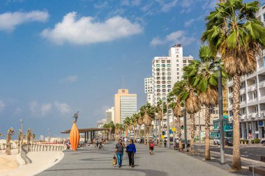 Tel Aviv, İsrail - 25th Ekim 2018 - Tel Aviv İsrail plaj ön kaldırım yürüyüş insanlar
