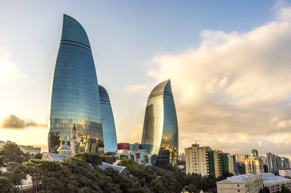 Die Berühmten Flammentürme Der Hauptstadt Azerbaijan Baku Bei Spätem Sonnenuntergang — Stockfoto