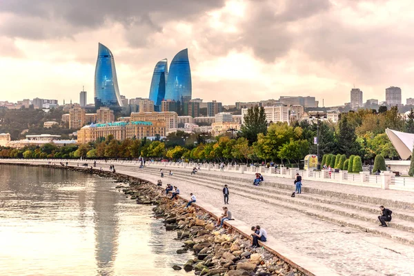 Baku Azerbajdzsán Október 2018 Helyi Turisták Számára Gyaloglás Lángok Tornyok — Stock Fotó