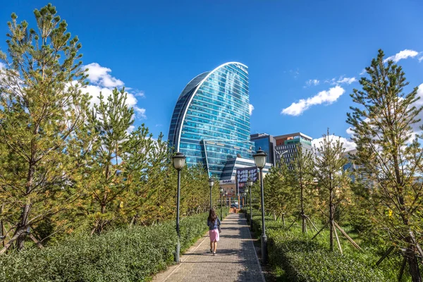 Egy Modern Épület Látható Zöld Város Ulánbátor Mongólia — Stock Fotó