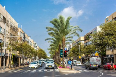 Tel Aviv, İsrail - 26 Ekim 2018 - meşgul giden yol arabalar ve binalar çevresinde ve palmiye ağaçları mavi gökyüzü gün, Tel Aviv, İsrail