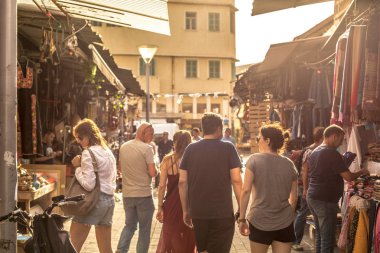 Tel Aviv, İsrail - 26 Ekim 2018 - geç öğleden sonra ışık Tel Aviv, İsrail'deki yerel bir pazarda yürüyen turist Grup