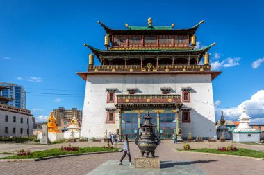 Ulan Batur, Moğolistan - 10th Eylül 2018 - Gandantegchinlen manastırda Ulaanbaatar banliyölerinde bir mavi gökyüzü gün ve çevresindeki bazı turistler Moğolistan