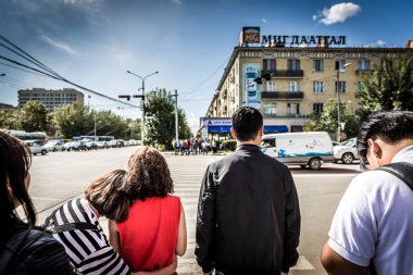 Ulaanbaatar, Moğolistan başkenti geniş bir caddede geçmeye Ulan Batur, Moğolistan - 2018 9 Eylül - yerel bekleyenler