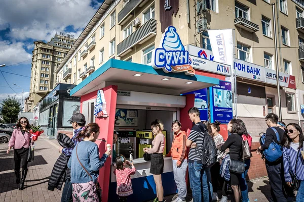 Ulaanbaatar Mongolia Sep 9Th 2018 Local People Lining Buy Ice — Stock Photo, Image