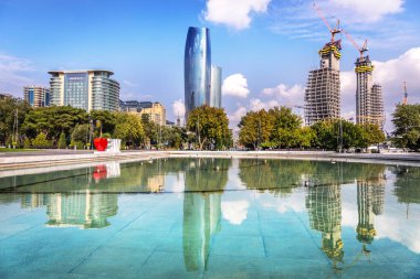 deletarbaku, Azerbaycan - 11th Ekim 2018 - kaç yapıları ile Bakü, Azerbaycan modern bir bina bir mavi gökyüzü gün yansıması