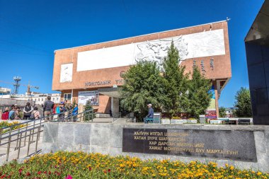 Ulan Batur, Moğolistan - 8th Eylül 2018 - Ulaanbaatar Moğol tarihi müzede bir mavi gökyüzü gün ve bazı turistlerin önünde, Moğolistan