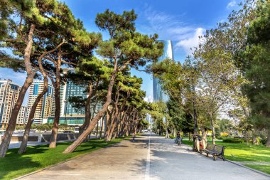 Ağaçlar ve birkaç kişi bir açık gökyüzü gün zevk Bakü, Azerbaycan'ın başkenti Bakü, Azerbaycan - 11th Ekim 2018 - A park