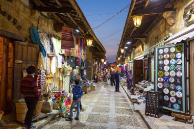Byblos, Lübnan - 12th Şubat 2018 - turistler ve yerliler için Byblos yerel Pazar geç öğleden sonra Lübnan'da yürüme.