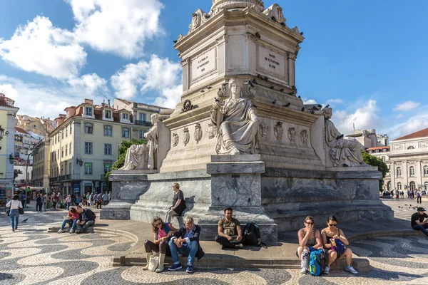 Lisabon Portugalsko Května 2018 Místní Turisté Odpočinku Kolem Tradiční Bulvár — Stock fotografie