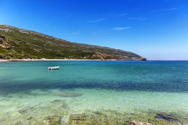 Pequeño Barco Una Increíble Playa Agua Azul Portugal — Foto de Stock